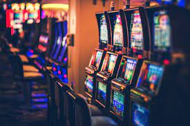 The Evolution of Slot Machines: From Mechanical Marvels to Digital Delights